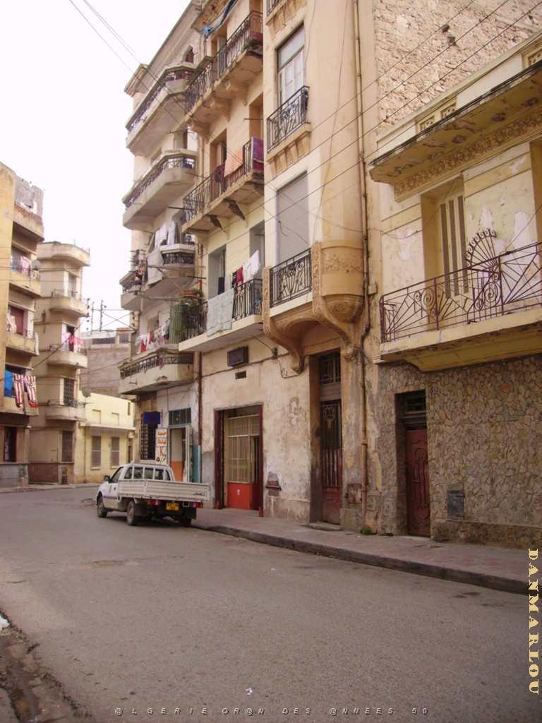 ORAN fin de la rue c.bernard a droite immeuble de la famille GALERA.JPG